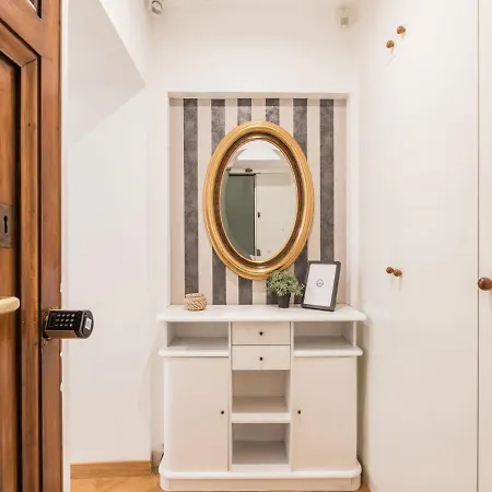 Apartamento The Rent - Spacious Three-bedroom Near The Colosseum