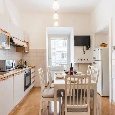 The Rent - Spacious Three-bedroom Near The Colosseum Roma