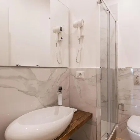 The Rent - Spacious Three-bedroom Near The Colosseum Appartamento