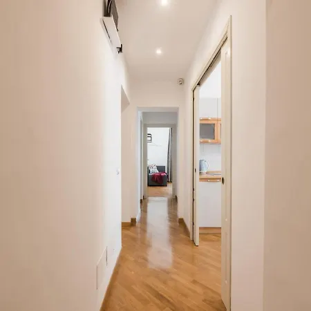 The Rent - Spacious Three-bedroom Near The Colosseum Rom